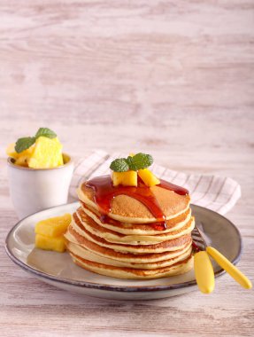 Ananas ve karamelli krep yığını.