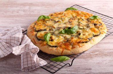 Kabak ve peynirli pizza.