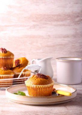 Krem peynirli balkabaklı kek ve cevizli fındık.