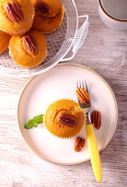 Krem peynirli balkabaklı kek ve cevizli fındık.