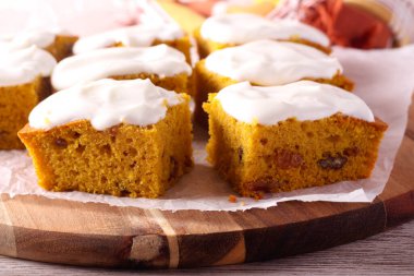 Kuru üzümlü ve fındıklı, şekerli.