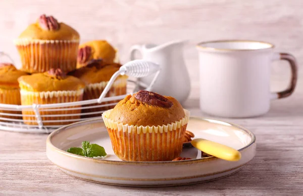 Muffins Citrouille Avec Lime Fromage Crème Noix Pécan Sur Dessus — Photo