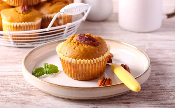 Kürbis Muffins Mit Frischkäse Und Pekannuss Obendrauf — Stockfoto