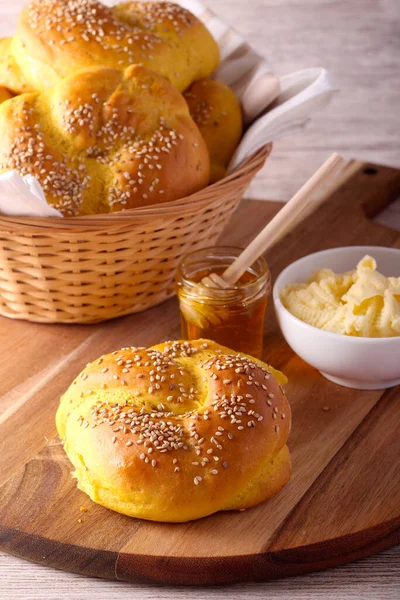 Pães Abóbora Com Gergelim Servido Com Manteiga Mel — Fotografia de Stock