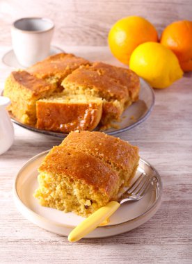 Citrus keki, dilimlendi ve servis edildi.