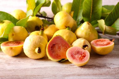 Taze taze çiğ guava meyveleri