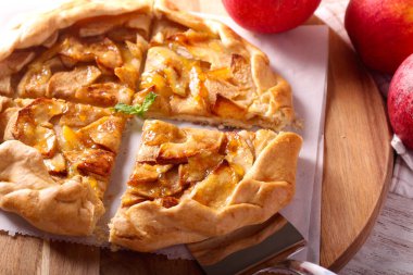 Kırsal elmalı turta, dilimlenmiş ve servis edilmiş.