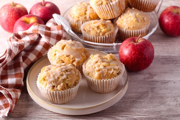 Gâteaux Garniture Streusel Aux Pommes Avec Glaçage — Photo