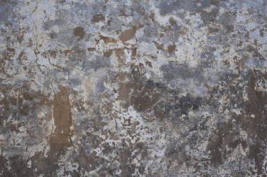 Eski taş duvarda boya, çatlak ve kir kalıntıları var.