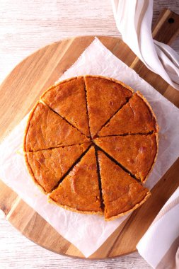 Tatlı patates turtası, dilimlenmiş, geleneksel tatlı.