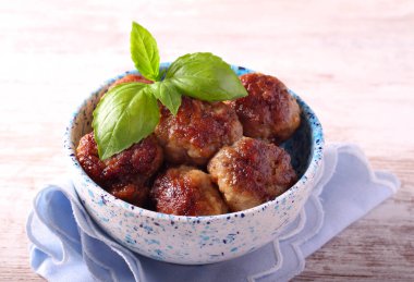 Bir kase içinde sığır eti köfte