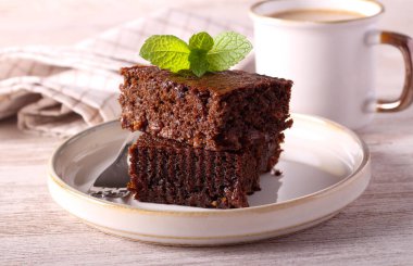 Baharatlı pekmez kareleri, servis edilir.