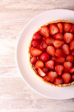 Jöle soslu çilekli tart.