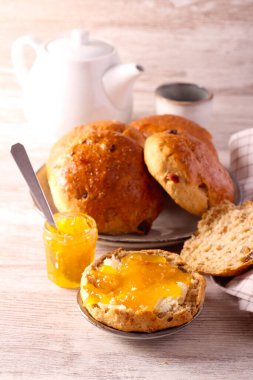 Tereyağlı ve reçelli kuru üzümlü çörek.