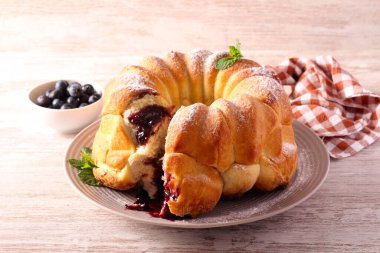 Böğürtlenli reçelli halka kek, konfeksiyon dolu maymun ekmeği.