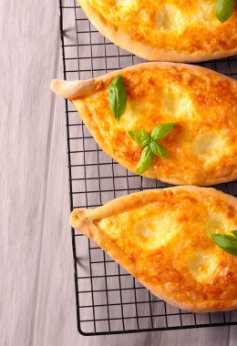 Türk peyniri tel askıda ekmek dilimi