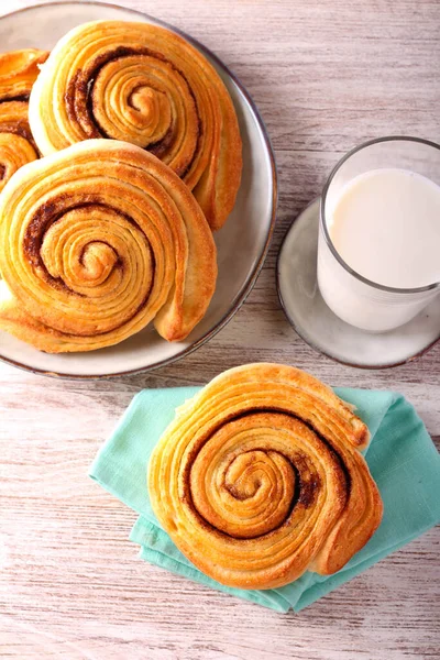 Rotoli Sottili Croccanti Alla Cannella Serviti Con Latte — Foto Stock