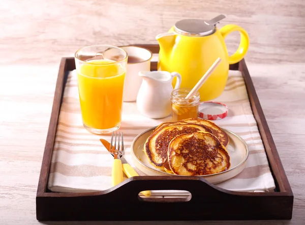 Апельсиновый Скотч Блины Подается Поднос Медом Чай Апельсиновый Сок Завтрак — стоковое фото