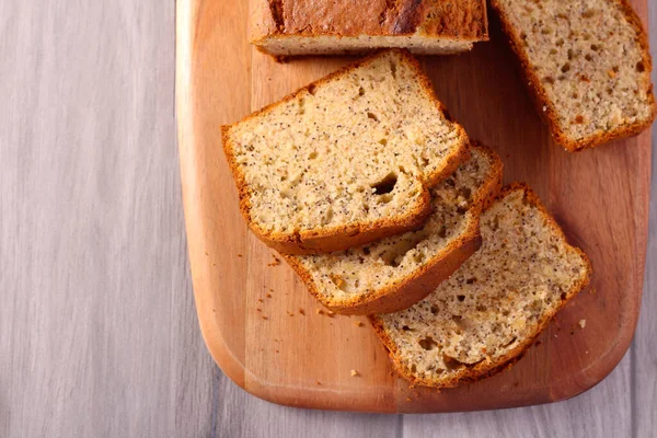 Pan Dulce Plátano Amapola Cortado Rodajas Sobre Tabla Madera — Foto de Stock