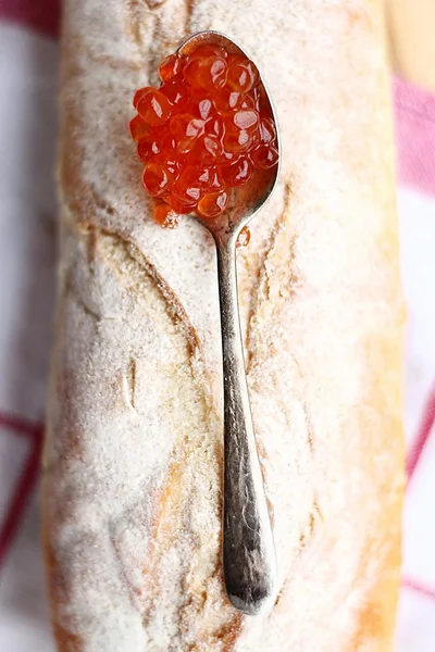 Caviar vermelho na colher — Fotografia de Stock