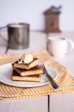 parça cheesecake ve bir krem, tatlım