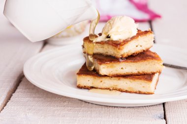 parça cheesecake ve bir krem dökün tatlım, kahve, ahşap Komiteler