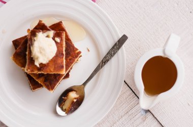 dökün parça cheesecake ve bir krem, bir kaşık bal, kahve, üstten görünüm, ahşap Komiteler