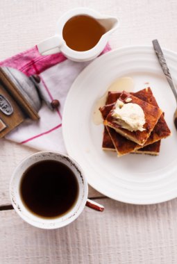 dökün parça cheesecake ve bir krem, bir kaşık bal, kahve, üstten görünüm, ahşap Komiteler