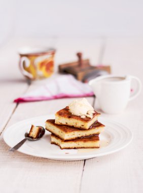 parça cheesecake ve bir krem dökün tatlım, kahve, ahşap Komiteler