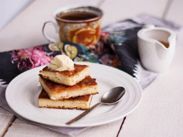 Morceaux de gâteau au fromage et une crème, miel, café — Photo