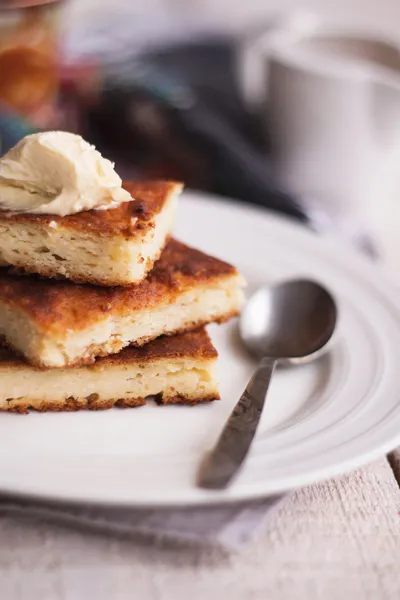 Pedaços cheesecake e um creme, despeje mel, café, tábuas de madeira — Fotografia de Stock