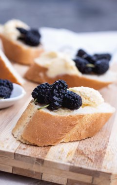 Fransız baget ahşap oyun tahtası üzerinde snack