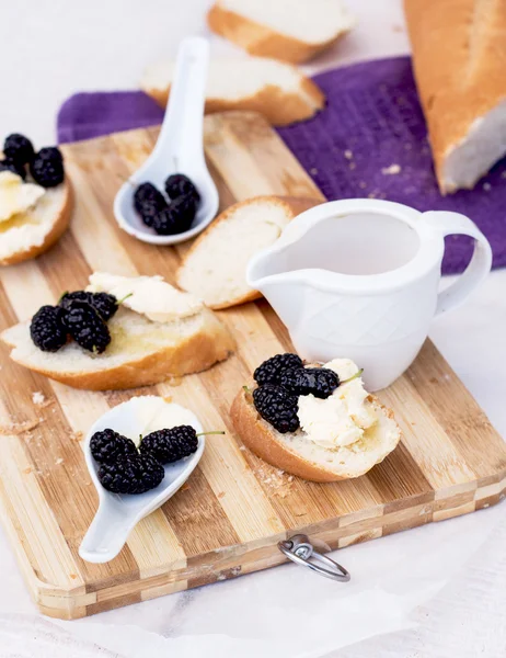 Snack en baguette francés en una tabla de madera —  Fotos de Stock