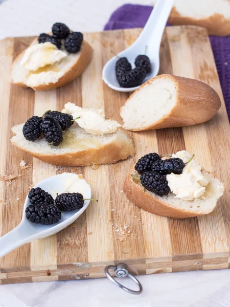 Zomer snack op Frans stokbrood op een houten bord — Stockfoto
