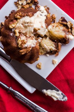 Bölüm çikolata turuncu kek tereyağı krema ve kızarmış ceviz