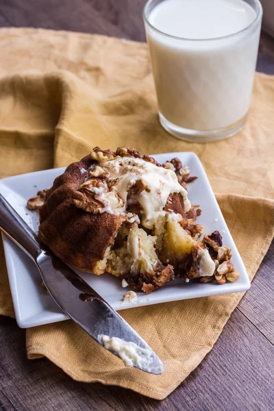 Pastel de chocolate con crema de mantequilla y nueces tostadas — Foto de Stock