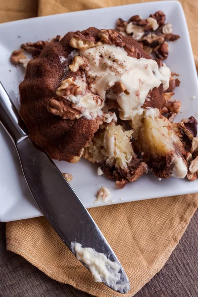 Seção bolo de laranja de chocolate com creme de manteiga e nozes torradas — Fotografia de Stock