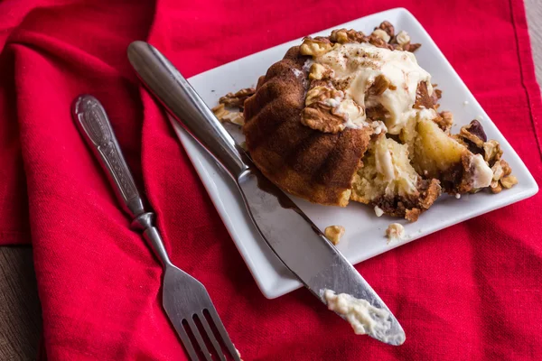 Pastel de chocolate con crema de mantequilla y nueces tostadas —  Fotos de Stock