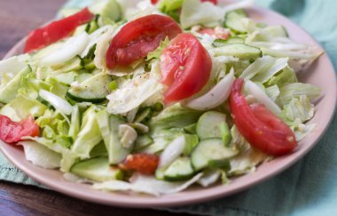 domates, lahana, salatalık salatası