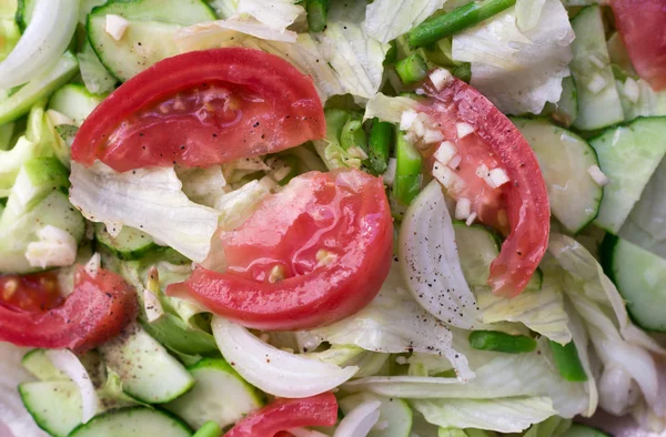 Salat mit Tomaten, Kohl, Gurken — Stockfoto