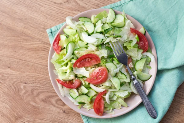 Salát s rajčaty, zelí, okurky — Stock fotografie