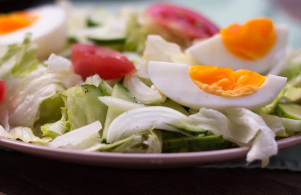 Salat mit Tomaten, Ei, Gurken — Stockfoto