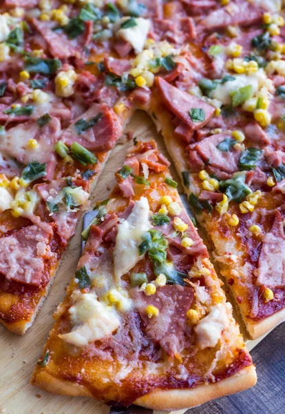 Pizza parçalar halinde kesilmiş — Stok fotoğraf