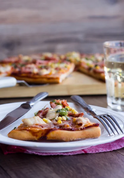 Пицца ломтики на тарелке, стол и стакан соды — стоковое фото