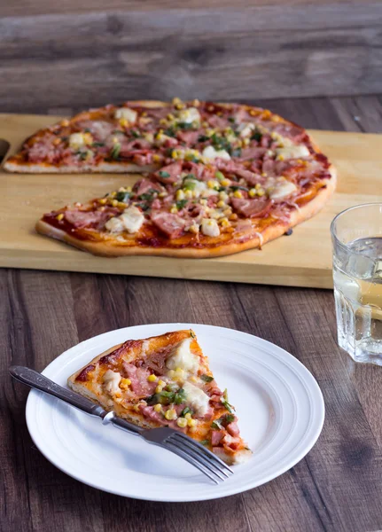 Pizzabiter på tallerken, bord og et glass soda – stockfoto
