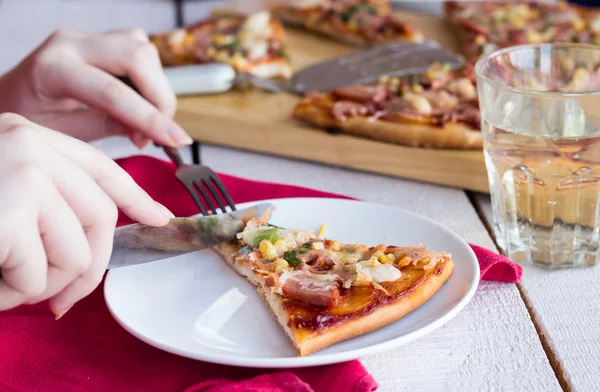 Äter pizza med en gaffel och kniv — Stockfoto