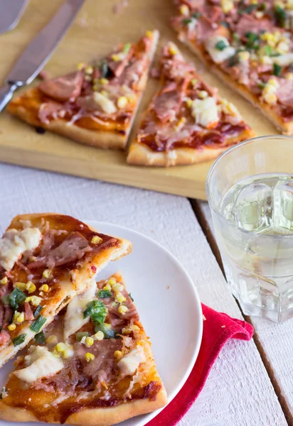 Fatias de pizza em uma chapa, mesa e um copo de refrigerante — Fotografia de Stock