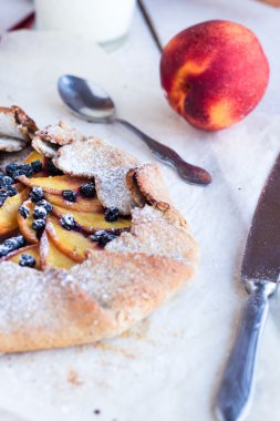 şeftali ve Böğürtlenli beyaz bir tablo ile pişmiş bisküviler