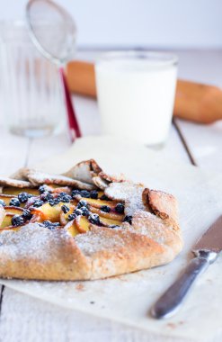 şeftali ve Böğürtlenli beyaz bir tablo ile pişmiş bisküviler