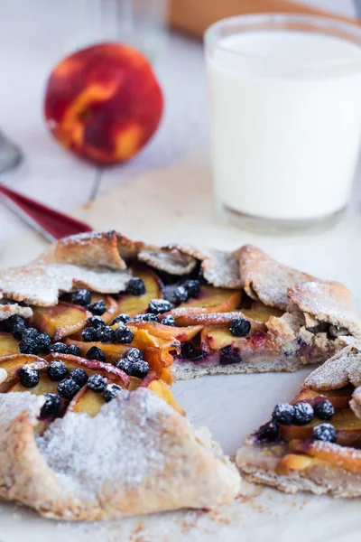 Biscotti tagliati con pesca e mirtillo — Foto Stock